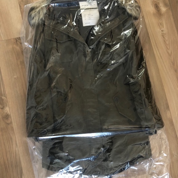 Aritzia Parka - Picture 4 of 5